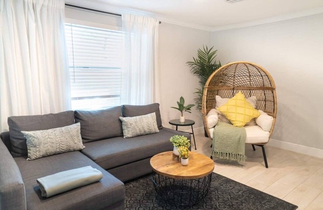 Tranquil & Fully Renoveted Home Near Busch Gardens