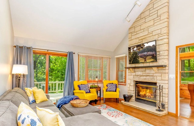 Tranquil Getaway: 3BR All Ensuites: Hot Tub, Fireplace, Firepit | Amenity Access