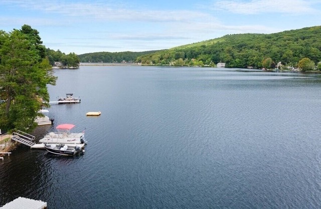 Tranquil Lake house on Hamilton Reservoir. Sleeps 7 comfortably