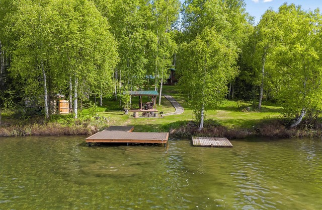 Tranquil Lakefront Cabin Retreat: Your Perfect Escape!