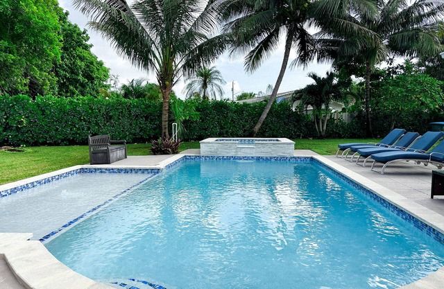 TRANQUIL PALM BEACH 5BR/4BA HOME - PRIVATE POOL - HOT TUB - HOME THEATER