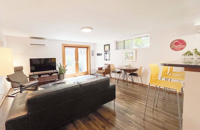 Tranquil Reed Retreat: 2-Bedroom Apartment with Private Patio