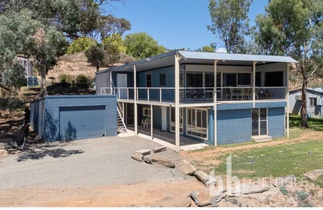 Tranquil River house in Beautiful Kroehns Landing