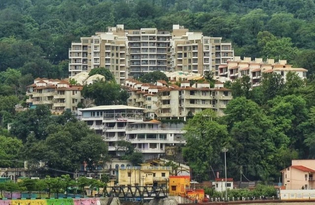 Tranquil Riverside Elegance: Luxury Retreat with Captivating Views by the Ganges