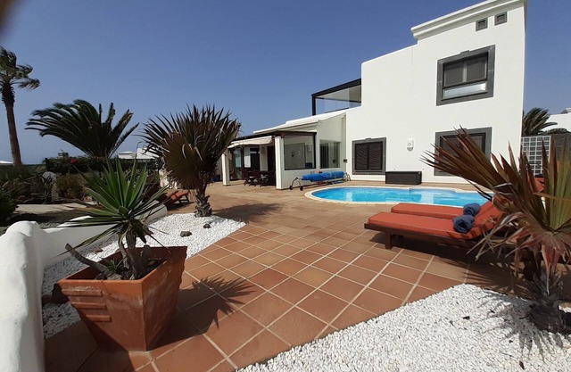 Tranquil setting, sea view, heated pool & Hot Tub, sub-tropical garden.