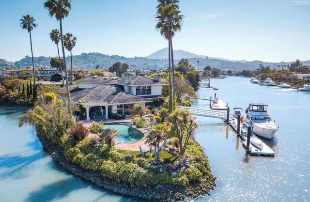 Tranquil Waterfront Retreat Haven