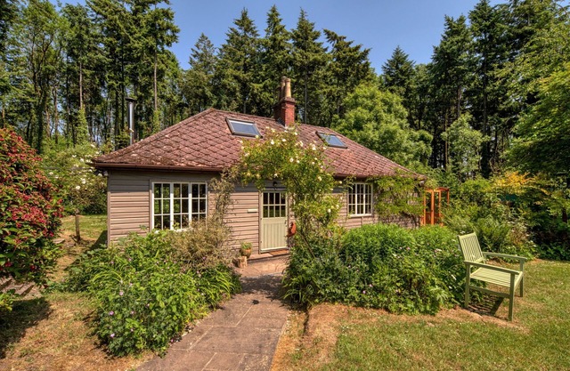 Tranquil Woodland Cottage, 10-Min Drive to Clifton