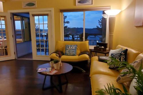 Tranquility 2 bedroom Villa by the lake with green backyard
