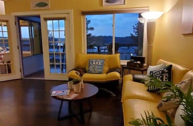 Tranquility Villa by the lake with green backyard. Free wifi, kayaks, bike, pool
