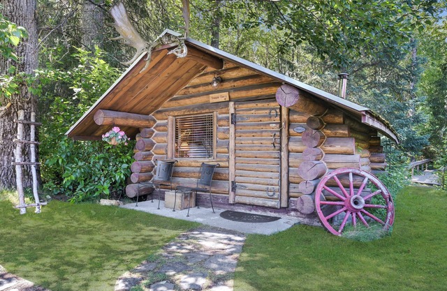 Trapper Dan's Cabin -a sweet little cabin directly on the pond in Hope, Alaska