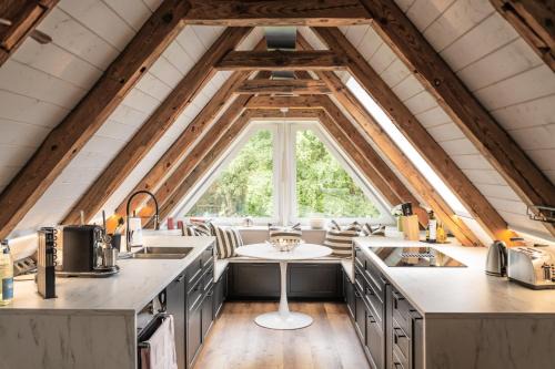 Traumhafte Ferienwohnung am Park, großer Balkon, voll ausgestattete Küche, Schreibtisch, WiFi, Smart TV, Carport, Wallbox, Fahrräder