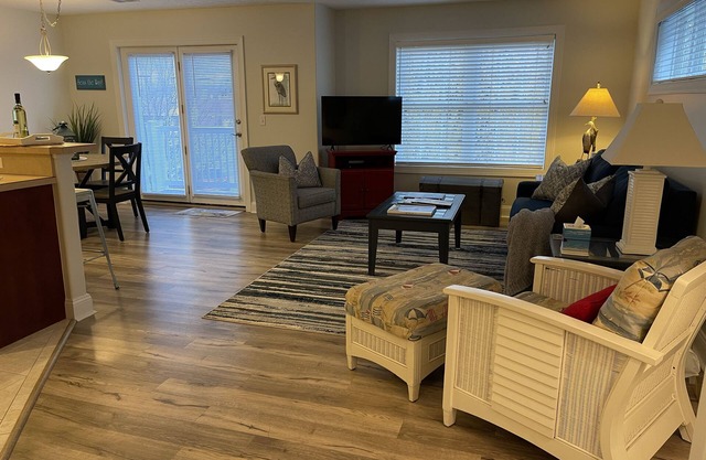 Traverse City, Michigan - Blue Heron Condo - Walk to the beach and Downtown