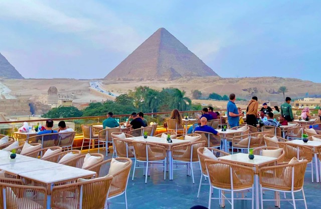 Tree Lounge Pyramids View INN, Sphinx Giza.