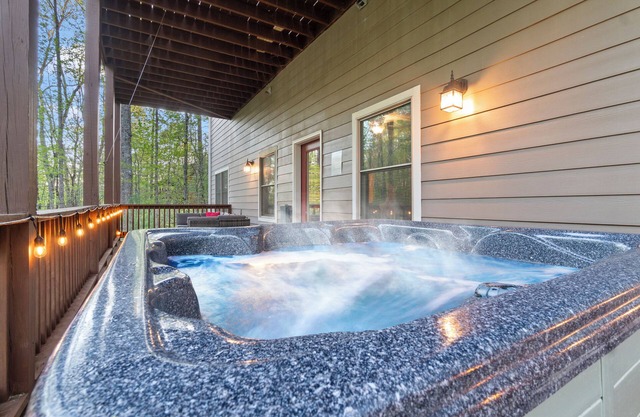 Tree Top Haus! Dog Friendly! Relaxing Hot Tub! Cozy Movie Room! & Fun Game Room!