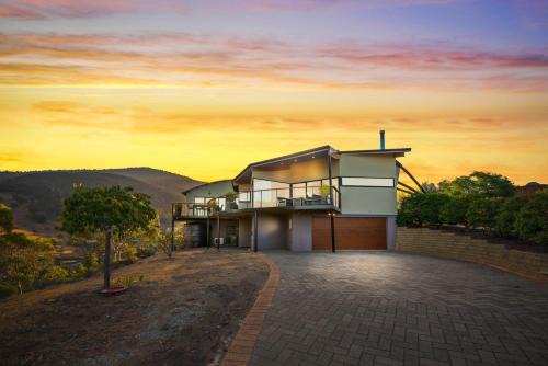 Tree Top Views - Magnificent 4 Bedroom House - 3 Minutes to MONA