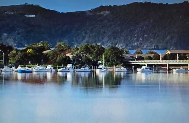 Tree Tops.Stunning water views.tranquil and relaxing.5 min to Beach.