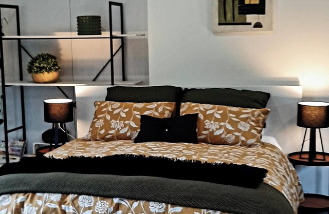 TREE VIEW STUDIO is private & spacious. Semi rural but close to all amenities.