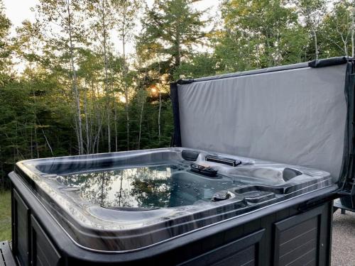 Treeside Retreat with Hot tub