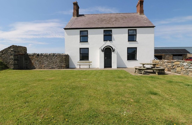 TREFOLLWYN MAWR, pet friendly, character holiday cottage in Abersoch
