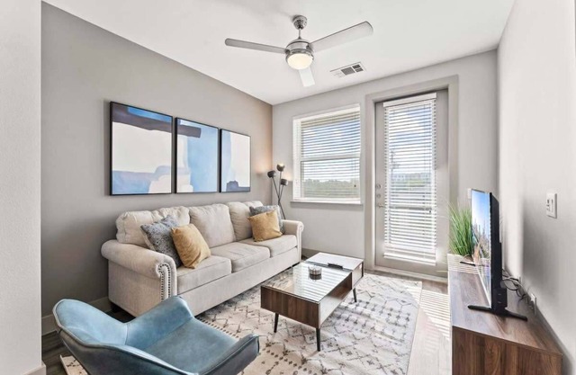 Trendy 1BR king suite close to DT w/fast WiFi