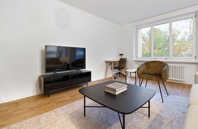 Trendy Oerlikon 3.5 Room w/Balcony, 1min to Train Station, by Blueground