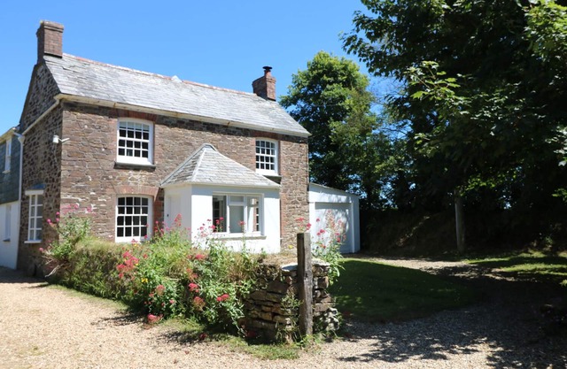 TRENOUTH COTTAGE, pet friendly, with a garden in Padstow