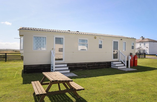 TREWAN CHALET, pet friendly, with a garden in Rhosneigr
