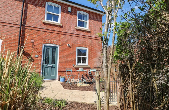 TRINITY COTTAGE, pet friendly, with a garden in Christchurch