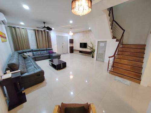 Triple Z Homestay Kuching - LANDED 14 PAX