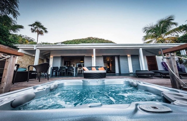 Tropical Breeze in Villa Manonjul Estate, Jacuzzi