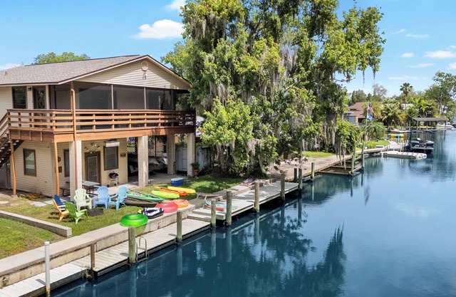 Tropical Escape: Kayaks, Dock, Direct Gulf Access, Ideal for Large Boats!