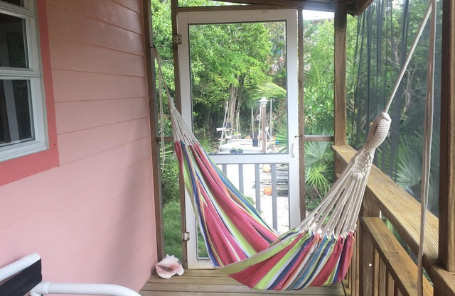 Tropical Hideaway - walk to the beach! FALL SPECIAL!
