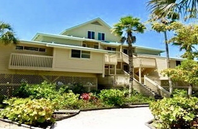 Tropical Island Getaway Beachfront Condo; Gulf Views, Pool, Ferry & Parking incl