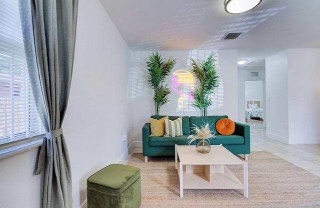 Tropical Oasis-beach 15mint away