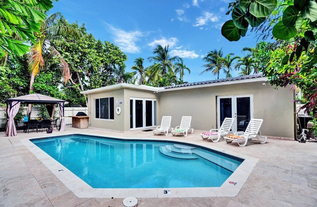 Tropical Palm Oasis Heated Pool near Beach
