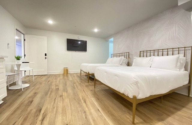 Tropical Springs Studio with Two Full Beds