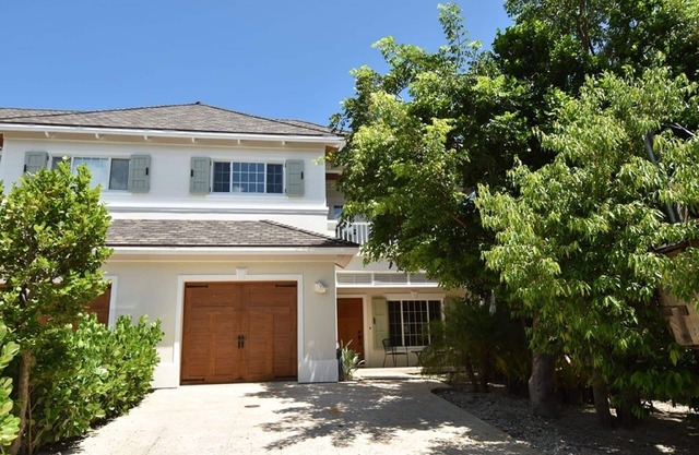 Tropical Vacation at this Beautiful Town Home with Pool for the Holidays. #3