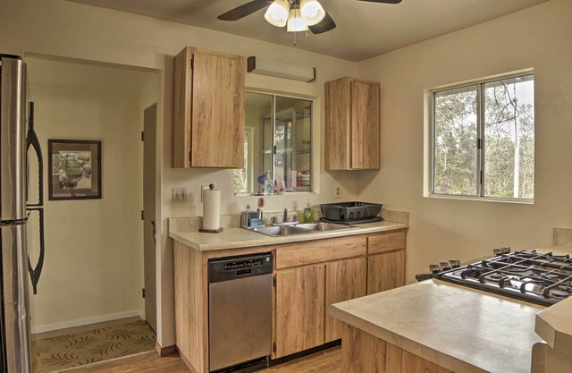 Tropical Volcano Bungalow < 4 Mi to Nat'l Park!