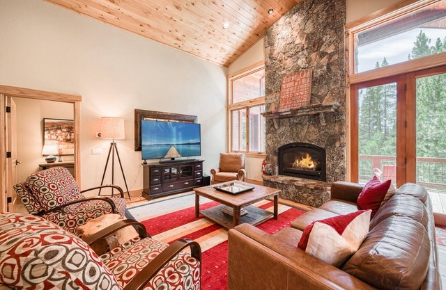 Truckee Timbers at Gray's Crossing By Tahoe Getaways w/Game Room and Private Hot Tub!