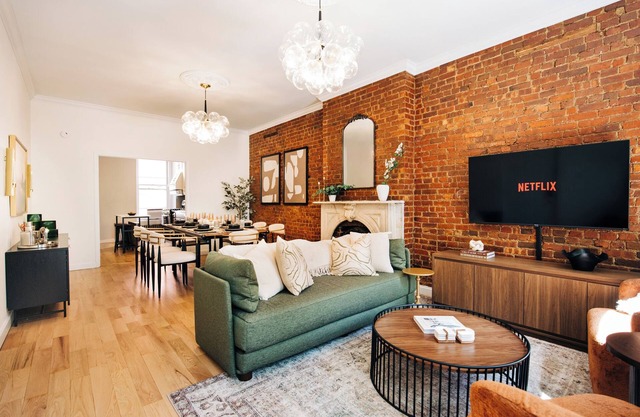 True 3-bed in a luxury brownstone 15 mins from NYC!
