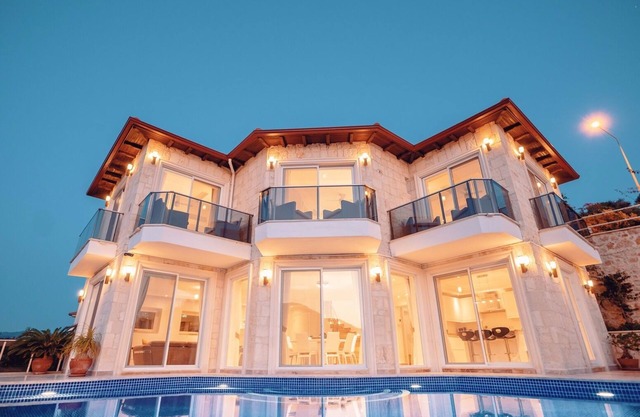 TURTLE BAY VILLA, Large private infinity pool, Sleeps 8, modern & beautiful