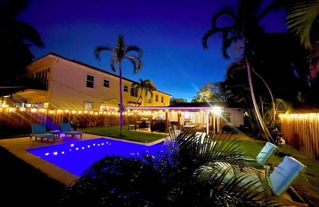 Turtle Nest Bungalow -with Private Backyard Oasis, Fort Lauderdale