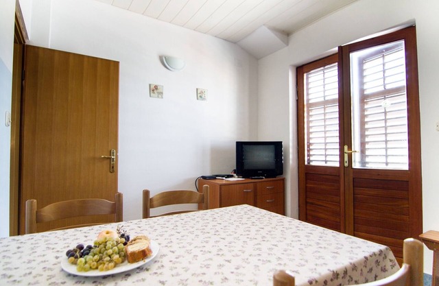 Two bedroom apartment with terrace and sea view Stomorska, Šolta (A-8650-a)