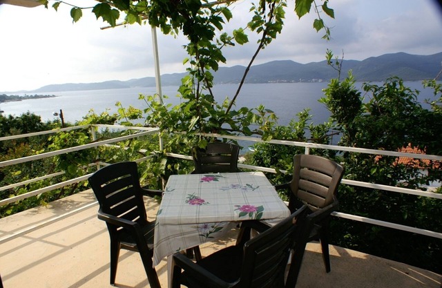 Two bedroom apartment with terrace and sea view Viganj, Pelješac (A-260-a)