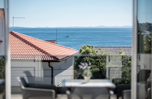 Two bedroom apartment with balcony and sea view Banjol, Rab (A-21635-e)