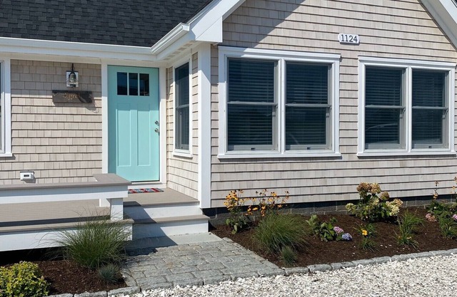 Two Bedroom Cottage! Great location!