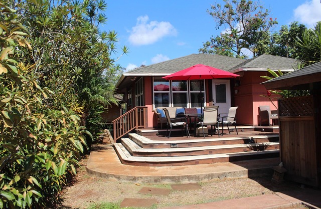Two-Bedroom Cottage in the heart of historic Haleiwa town!
