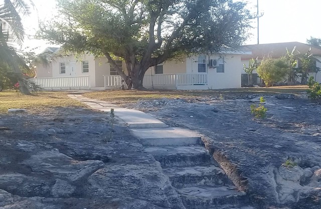 Two bedroom home Home with small beach. Spectacular sunsets! Simms Bunches