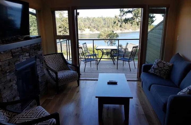 Two Bedroom Oceanfront Villa - Mayne Island Resort