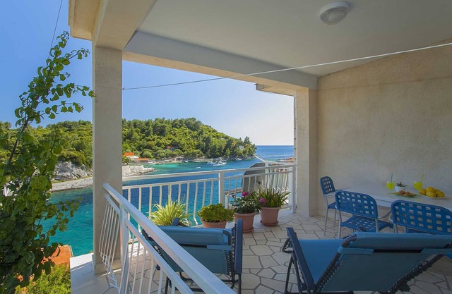 Two bedrooms apartment for 5 persons with sea view